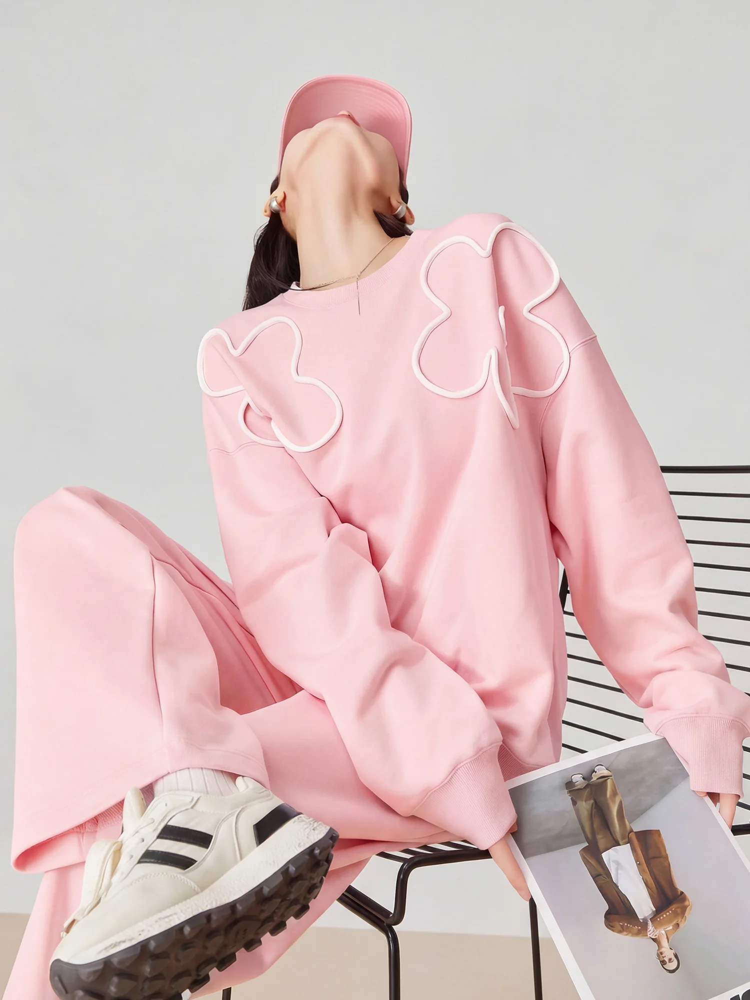 Pink Floral Decorated Loose Casual Women's Hoodie Set round Neck Overhead Sweatshirt Pants Two-Piece Fashionable Ensemble
Pink Floral Decorated Loose Casual Women's Hoodie Set round Neck Overhead Sweatshirt Pants Two-Piece Fashionable Ensemble