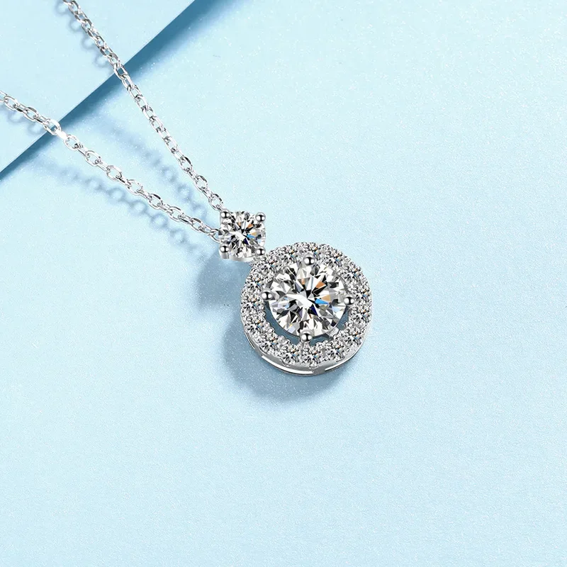 Light Luxury Pt950 Round Pendant Chain, 1.3 Carat Moissanite Platinum Round Hollow Necklace for Women Wedding Fine Jewelry Gift
Light Luxury Pt950 Round Pendant Chain, 1.3 Carat Moissanite Platinum Round Hollow Necklace for Women Wedding Fine Jewelry Gift