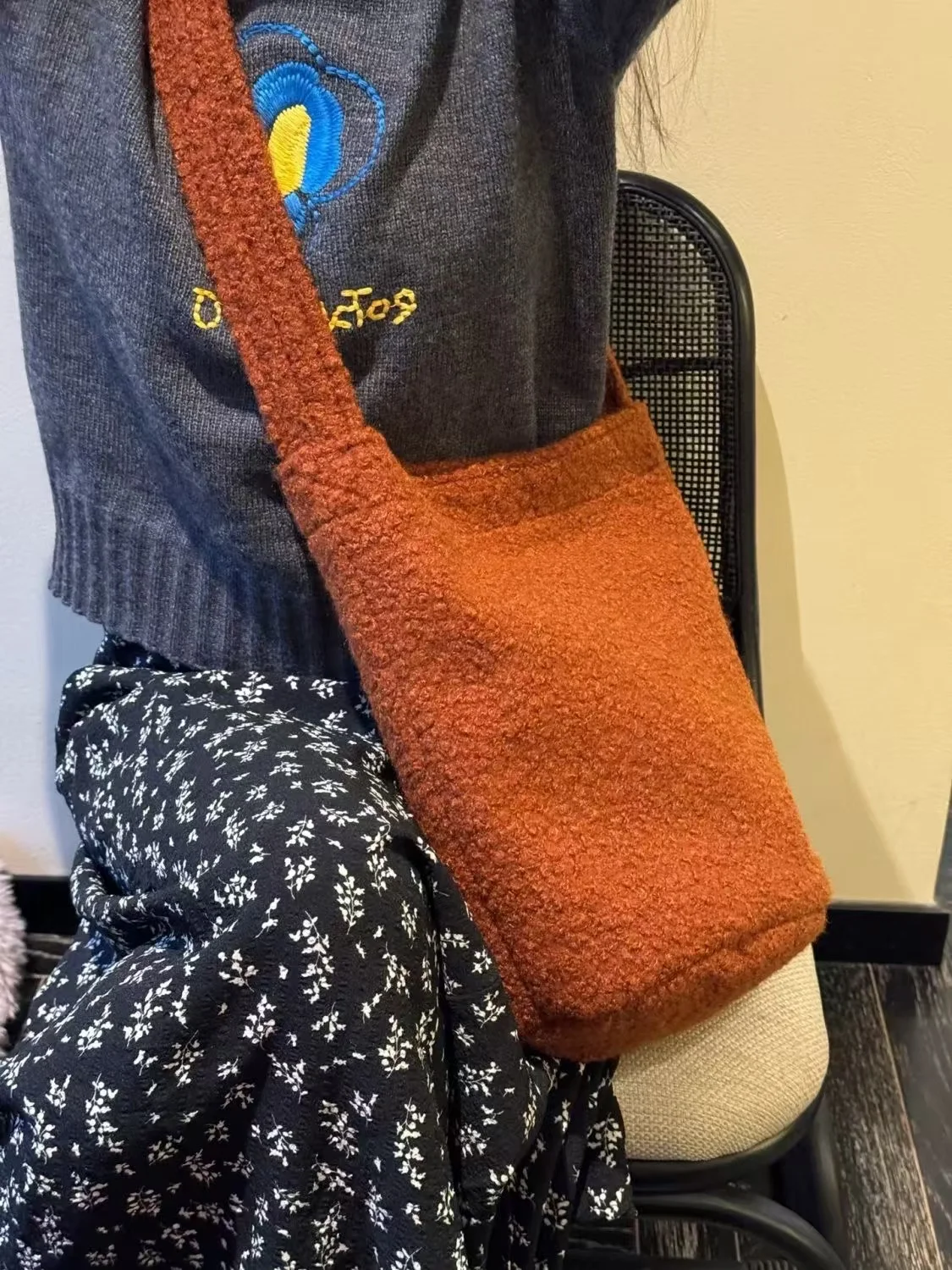 Новинка 2023 года, женская сумка в корейском стиле, пушистые оранжевые сумки через плечо для девочек, однотонные осенние сумки на плечо большой вместимости, теплые
Новинка 2023 года, женская сумка в корейском стиле, пушистые оранжевые сумки через плечо для девочек, однотонные осенние сумки на плечо большой вместимости, теплые