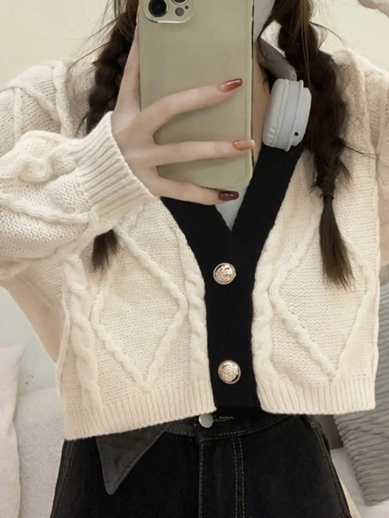 Korean Chic Retro Contrasting V-Neck Short Knitwear Autumn and Winter Small Loose Twist Long-Sleeved 113
Korean Chic Retro Contrasting V-Neck Short Knitwear Autumn and Winter Small Loose Twist Long-Sleeved 113