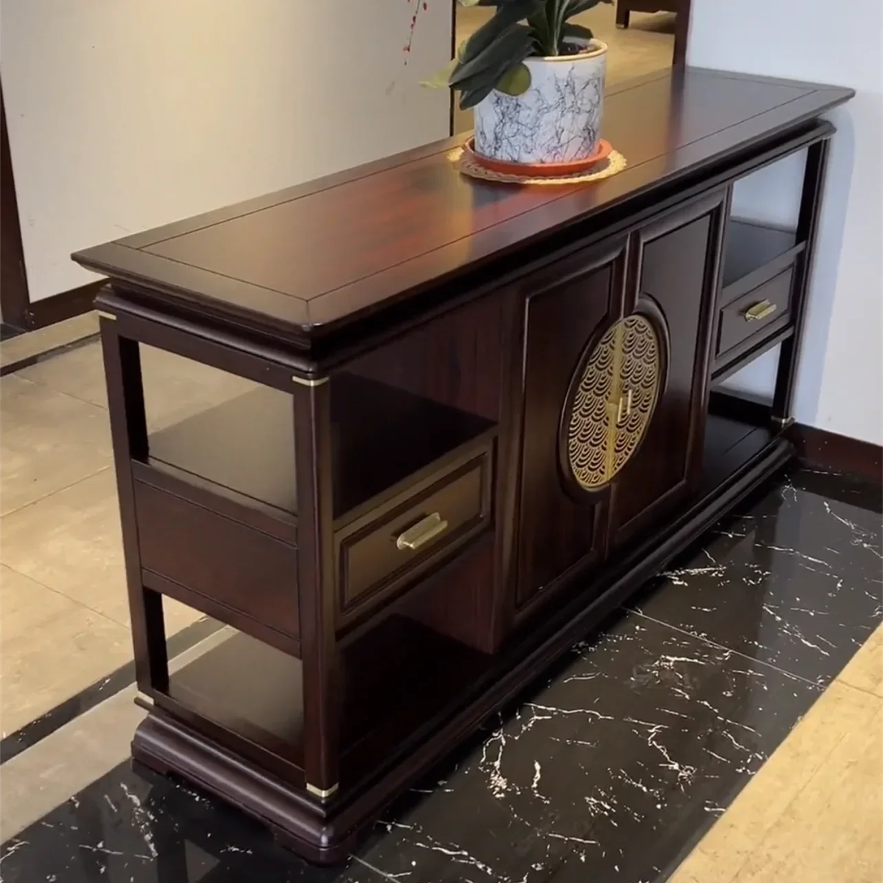 Новый обеденный боковой шкаф из черного дерева в китайском стиле, офисный современный шкафчик из цельного дерева в китайском стиле, клубный дом, ящик для отеля, декоративный стол
Новый обеденный боковой шкаф из черного дерева в китайском стиле, офисный современный шкафчик из цельного дерева в китайском стиле, клубный дом, ящик для отеля, декоративный стол