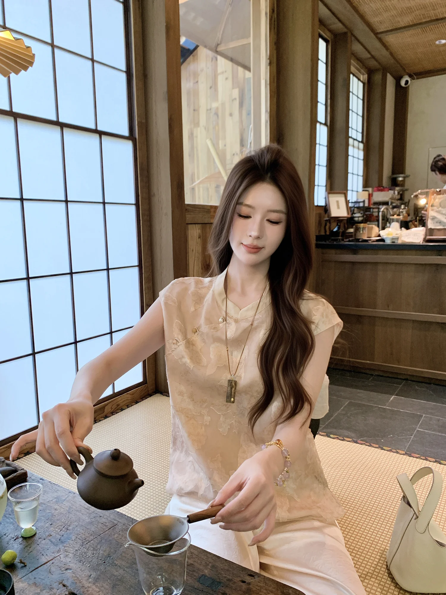 Ele Pearl Button Silk Top Women's Svel Side Slit Neline Angle Chinese Sle New Faion 2025 Loose Fit Summer irt
Ele Pearl Button Silk Top Women's Svel Side Slit Neline Angle Chinese Sle New Faion 2025 Loose Fit Summer irt