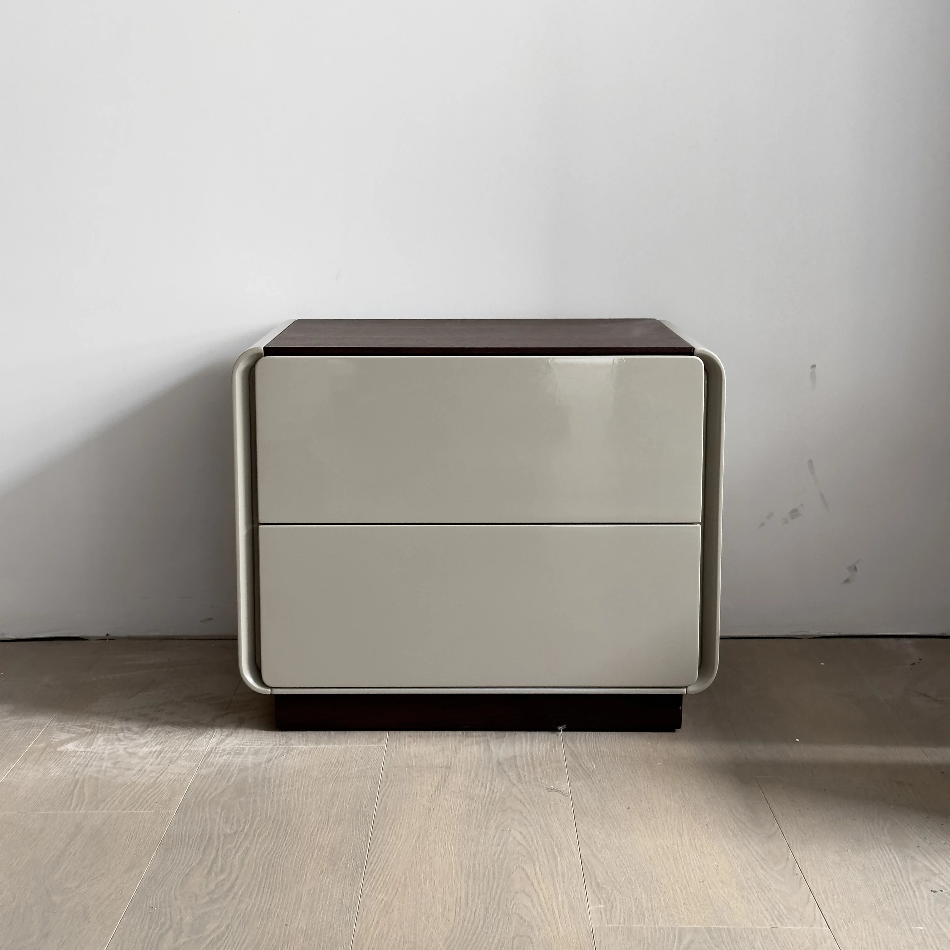 -Italian Designer Minimalist MDF Storage Cabinet Simple Modern Light Luxury Bedside Table for Bedroom Home Use Furniture 2 Piece
-Italian Designer Minimalist MDF Storage Cabinet Simple Modern Light Luxury Bedside Table for Bedroom Home Use Furniture 2 Piece