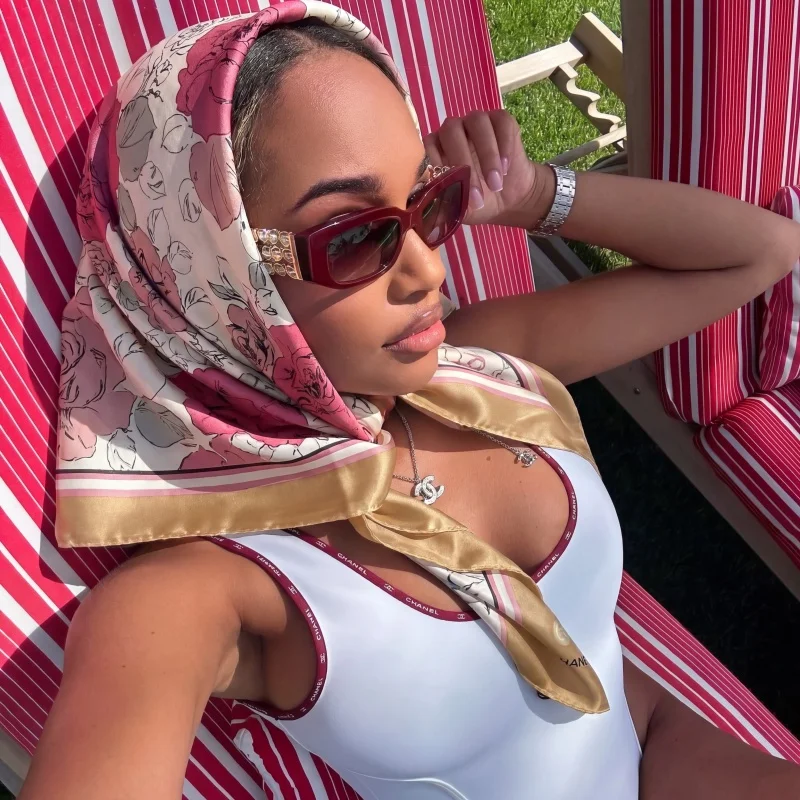 Luxury Satin Square Scarf Summer Women Hijab Contrast Border Rose Pattern Breathable Neck Tie Headband Party Hair Accessory
Luxury Satin Square Scarf Summer Women Hijab Contrast Border Rose Pattern Breathable Neck Tie Headband Party Hair Accessory