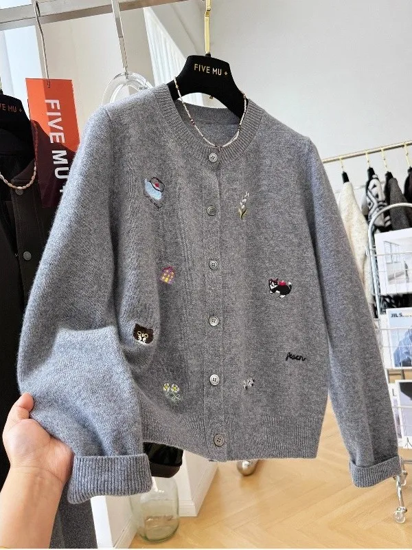 Мужской вязаный кардиган оверсайз с вышивкой в корейском стиле, с длинными рукавами, осенне-зимний дизайн, 300 Pou
Мужской вязаный кардиган оверсайз с вышивкой в корейском стиле, с длинными рукавами, осенне-зимний дизайн, 300 Pou