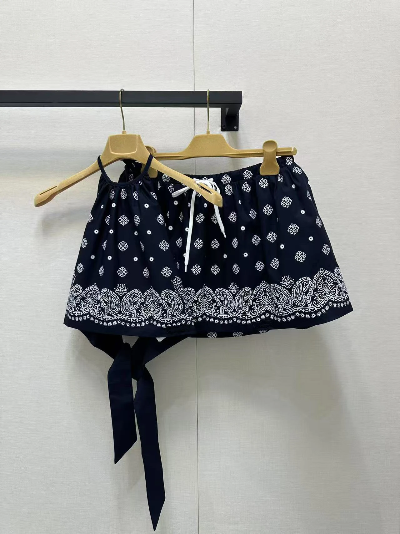 Spring/Summer 2025 Women's New Style Printed Strapless Tie-up Top and Short Skirt Set
Spring/Summer 2025 Women's New Style Printed Strapless Tie-up Top and Short Skirt Set