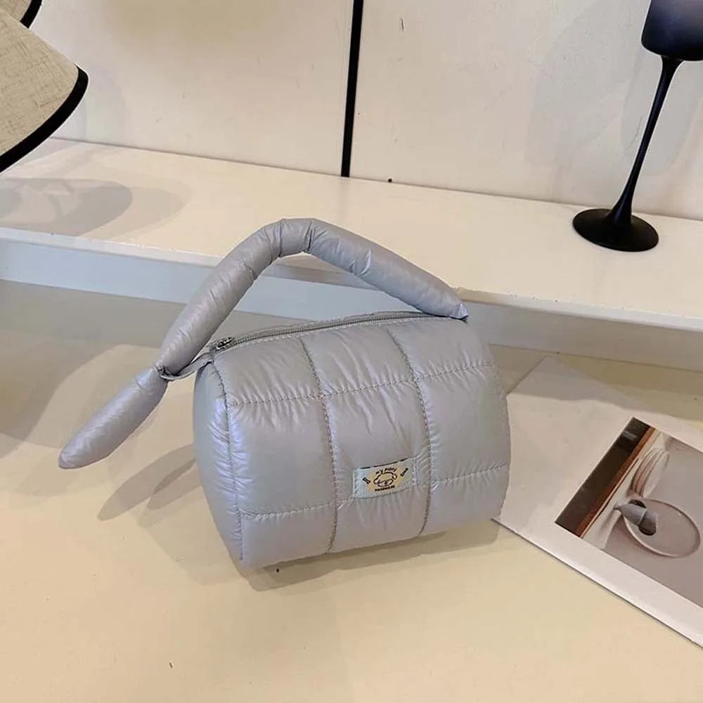 Quilted Cloud Pleatd Grid Bag Large Capacity Nylon Puffy Tote Pouch Solid Color Polyester Handheld Cosmetic Organizer Storage
Quilted Cloud Pleatd Grid Bag Large Capacity Nylon Puffy Tote Pouch Solid Color Polyester Handheld Cosmetic Organizer Storage