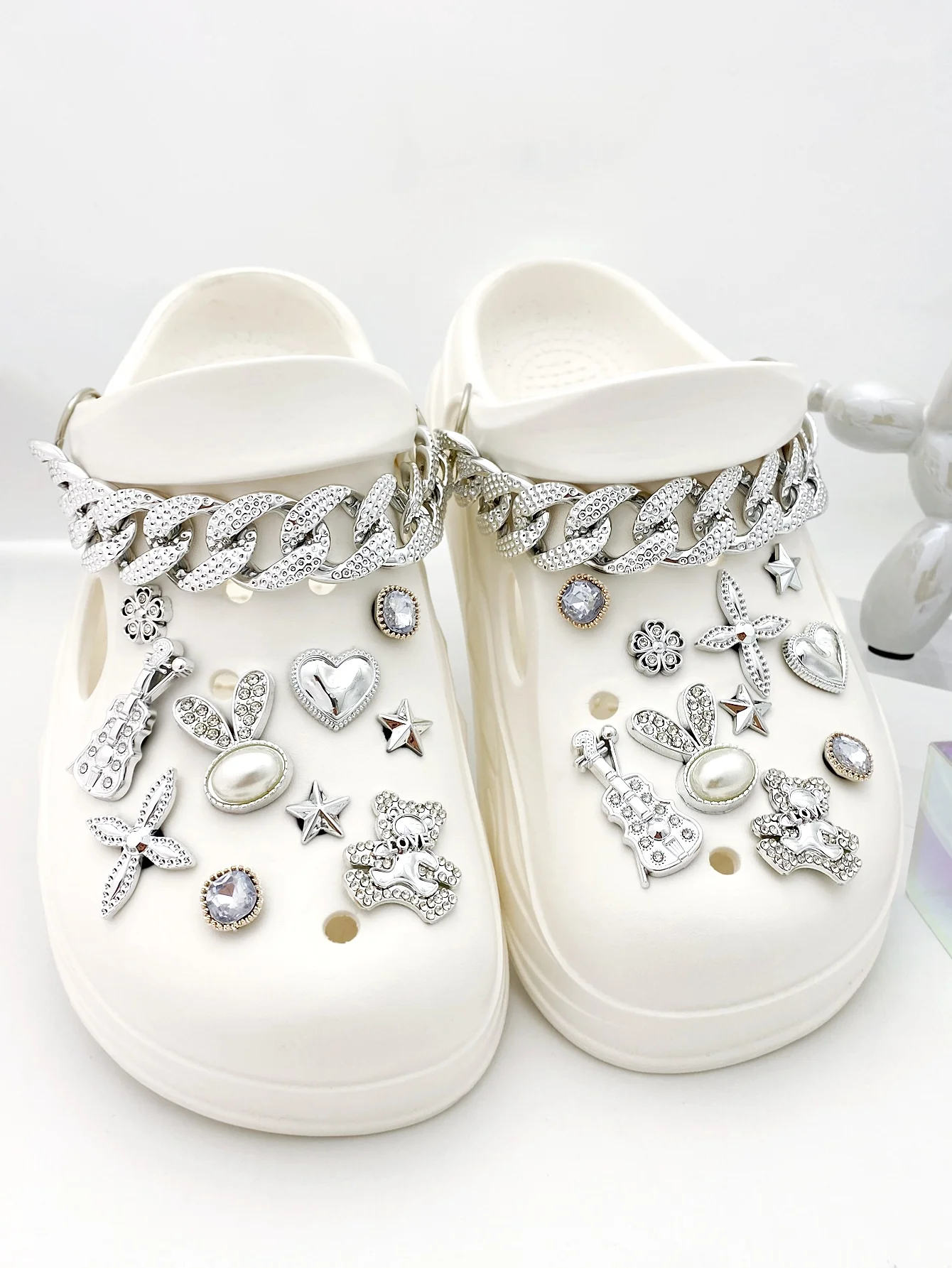 22 шт. серебряной цепочки, серебряная алмазная скрипка, звезды, медведи, сердечки, цветы, пряжка для обуви из АБС-пластика с жемчугом и кроликом, украшения своими руками
22 шт. серебряной цепочки, серебряная алмазная скрипка, звезды, медведи, сердечки, цветы, пряжка для обуви из АБС-пластика с жемчугом и кроликом, украшения своими руками