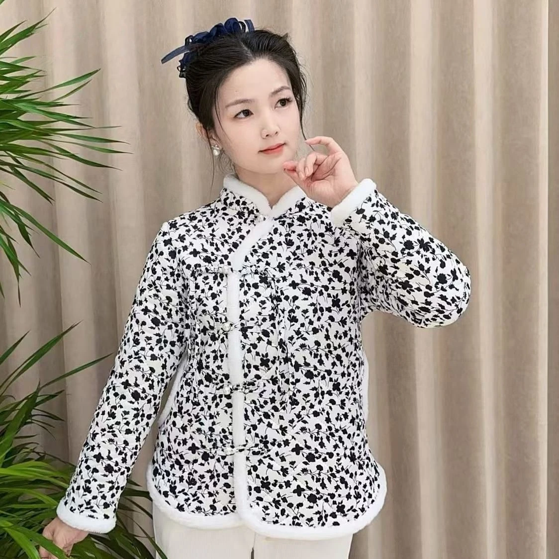 Зимнее пальто больших размеров, утолщенная стеганая куртка с цветочным принтом | Теплая верхняя одежда Dongbei в стиле ретро, китайская новогодняя одежда для женщин
Зимнее пальто больших размеров, утолщенная стеганая куртка с цветочным принтом | Теплая верхняя одежда Dongbei в стиле ретро, китайская новогодняя одежда для женщин