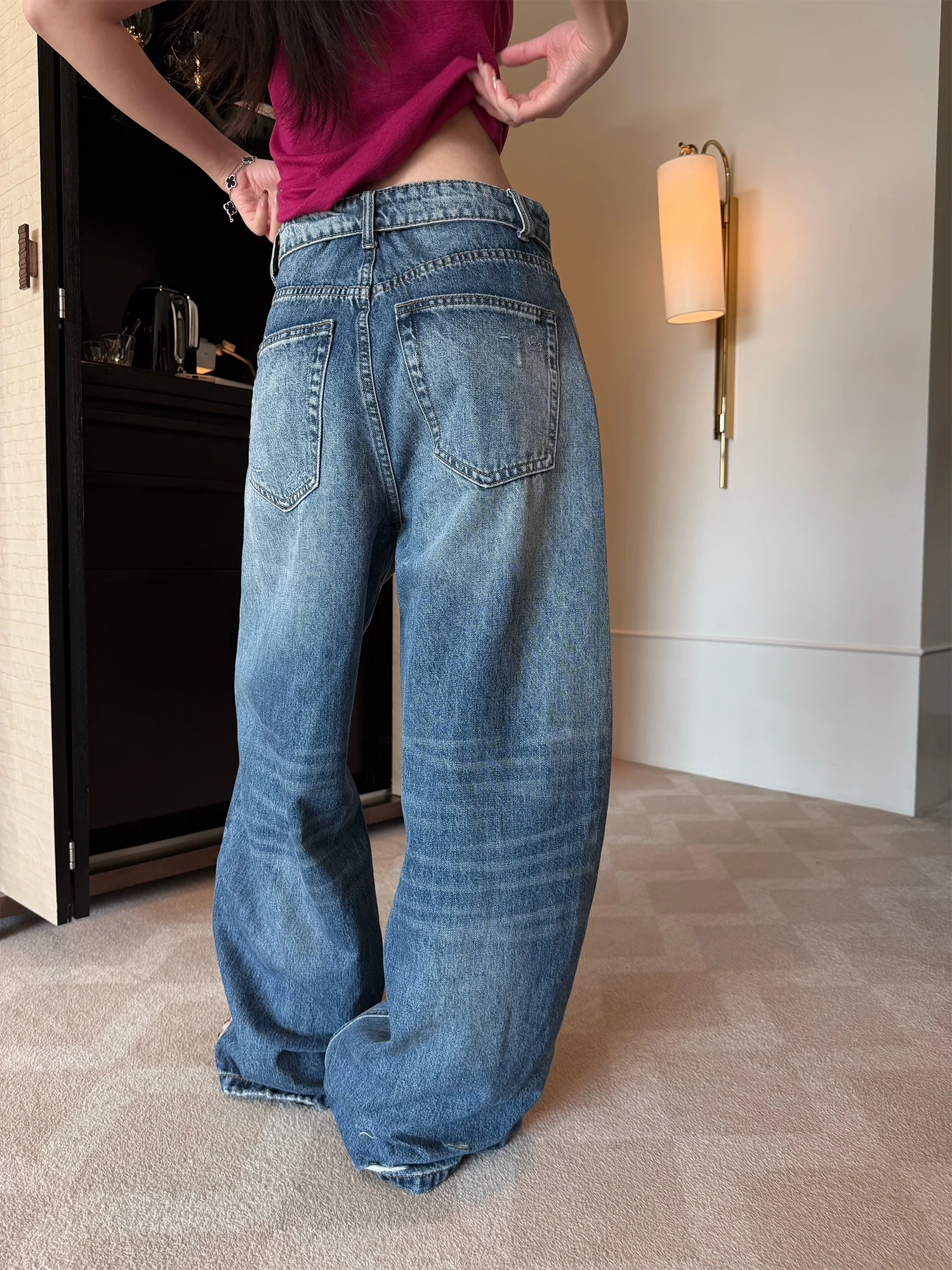 Superniniyy Heavy Washed Casual Loose Fit Denim Jeans Women's Comfortable Straight Leg Blue Jeans with Cuff And Hole Details
Superniniyy Heavy Washed Casual Loose Fit Denim Jeans Women's Comfortable Straight Leg Blue Jeans with Cuff And Hole Details