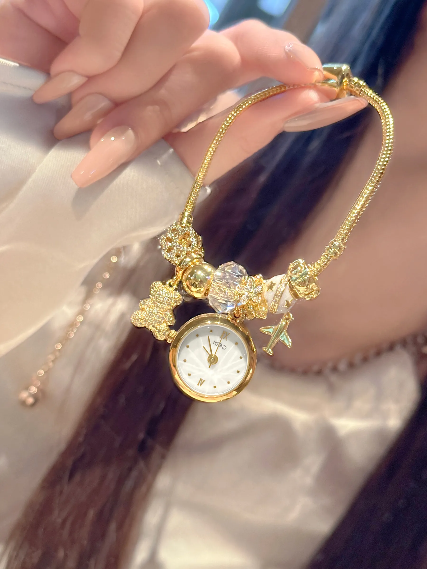 Stylish Bracelet-Style Watch For Women, A 2026 New Arrival, Featuring A Luxurious And Elegant Design With A Pendant Detail.
Stylish Bracelet-Style Watch For Women, A 2026 New Arrival, Featuring A Luxurious And Elegant Design With A Pendant Detail.