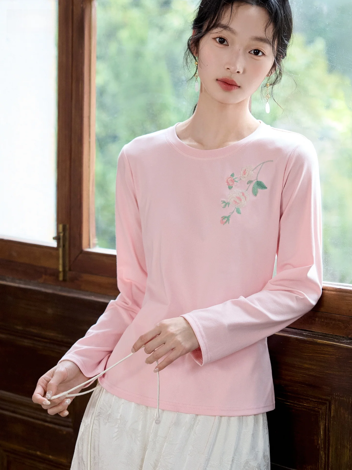 Elegant Long Sleeve Embroidered T-Shirt Women's New Chinese Style Floral Design Cotton Breathable Comfortable round Neck Top
Elegant Long Sleeve Embroidered T-Shirt Women's New Chinese Style Floral Design Cotton Breathable Comfortable round Neck Top
