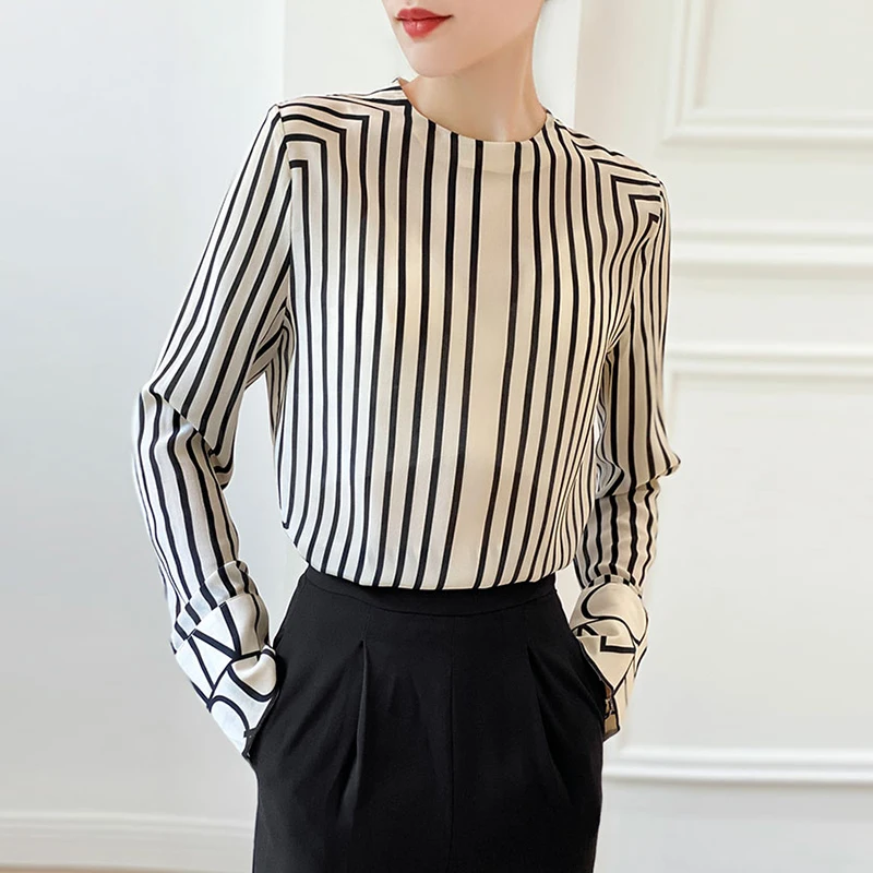 Осенняя черно-белая полосатая женская блузка, новинка 2023 года, весенняя корейская повседневная свободная офисная женская рубашка с длинным рукавом и круглым вырезом
Осенняя черно-белая полосатая женская блузка, новинка 2023 года, весенняя корейская повседневная свободная офисная женская рубашка с длинным рукавом и круглым вырезом