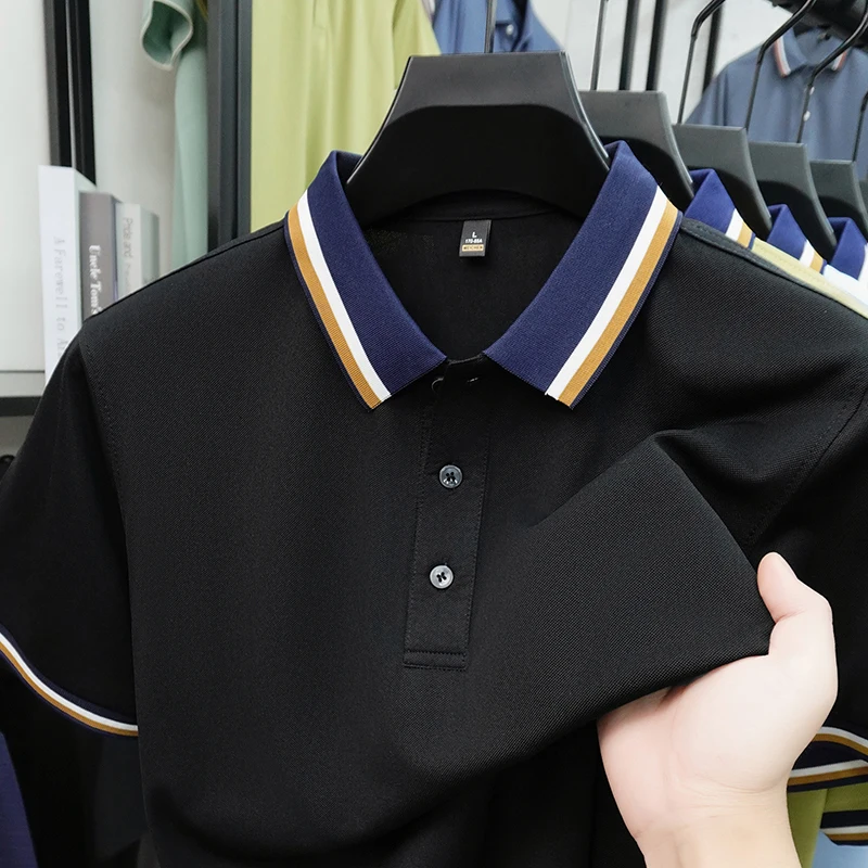 Простая и универсальная мужская футболка с коротким рукавом и свободным воротником в стиле поло.
Простая и универсальная мужская футболка с коротким рукавом и свободным воротником в стиле поло.