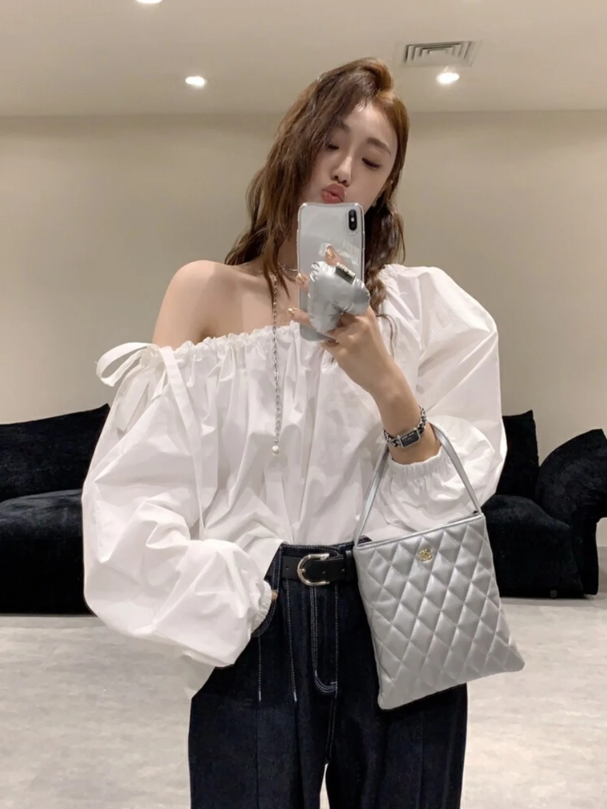 Korean Sle Off-oulder Bubble Sve irt Women's Design Sense Single-Breasted Gathered Waist Loose Fit White Blouse
Korean Sle Off-oulder Bubble Sve irt Women's Design Sense Single-Breasted Gathered Waist Loose Fit White Blouse