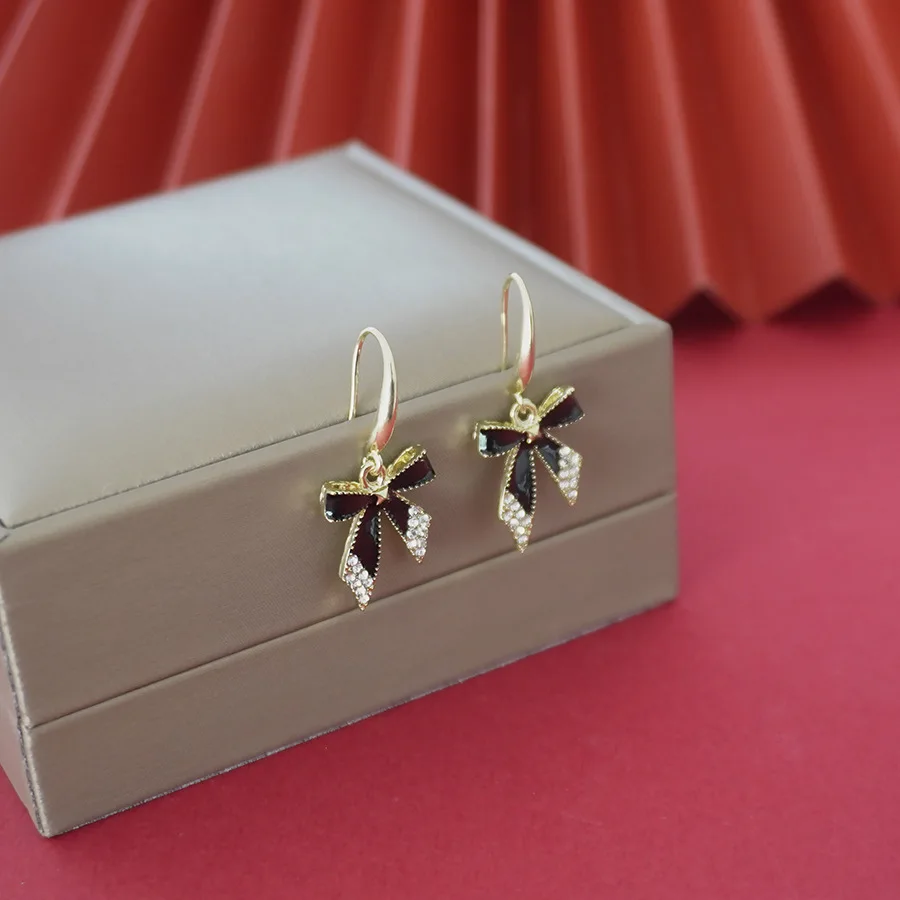9999 gold Middle Eastern black bow-shaped rhinestone fringed earrings - fashionable jewelry for girls party jewelry
9999 gold Middle Eastern black bow-shaped rhinestone fringed earrings - fashionable jewelry for girls party jewelry