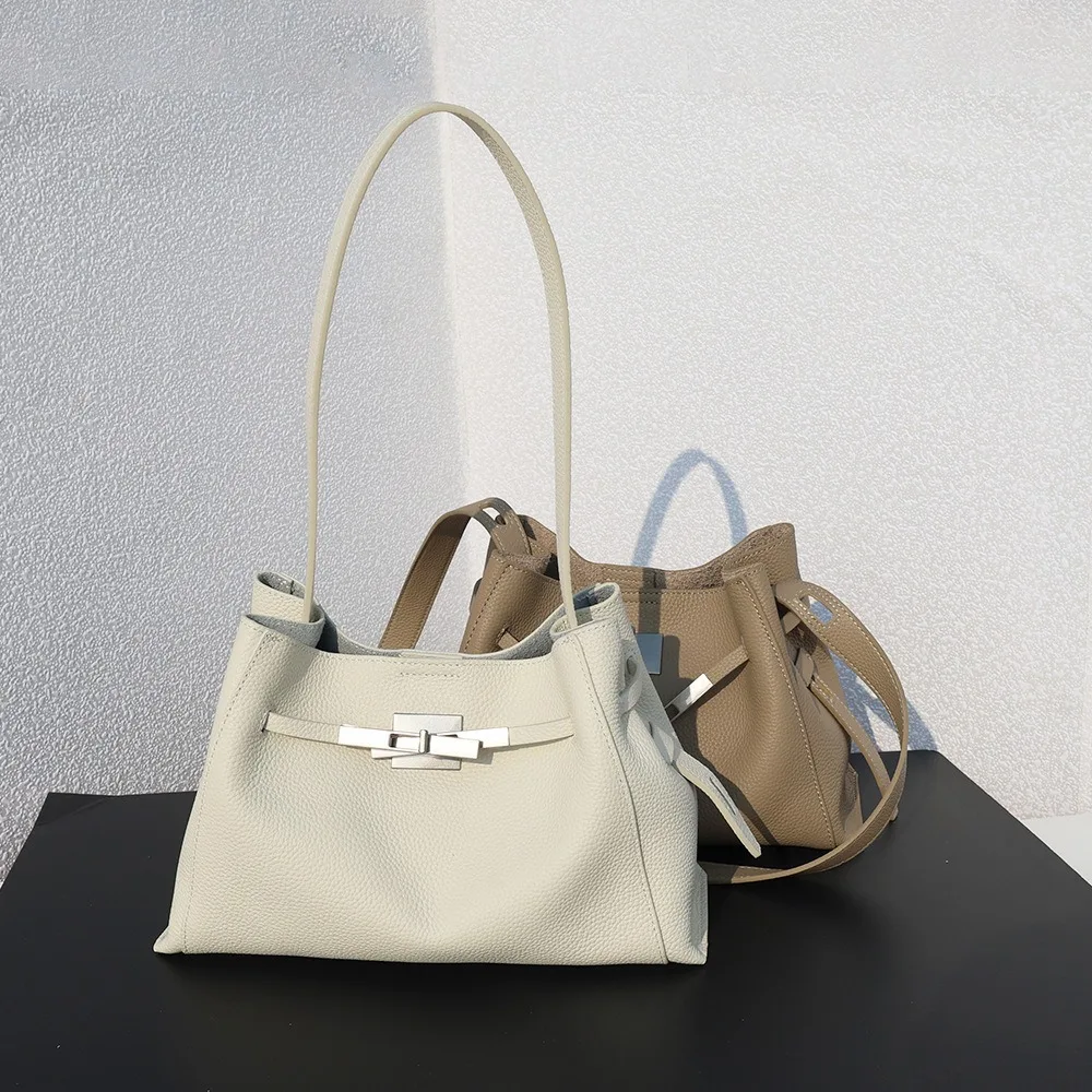Soft Leather Bucket Bag, Simple Lock, Unique Texture, Fashionable and High-end Leather Shoulder Casual Daily Oblique Span
Soft Leather Bucket Bag, Simple Lock, Unique Texture, Fashionable and High-end Leather Shoulder Casual Daily Oblique Span