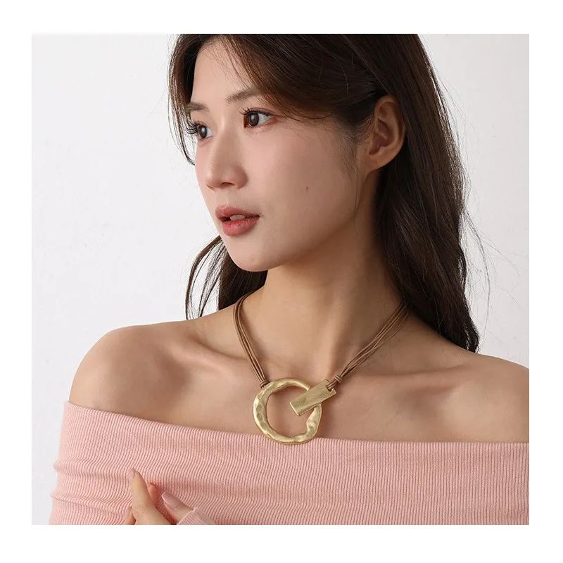 For Hot-selling New Women's Necklaces, Niche Geometric Metal, Hand-brushed Metal Clavicle Chain.
For Hot-selling New Women's Necklaces, Niche Geometric Metal, Hand-brushed Metal Clavicle Chain.