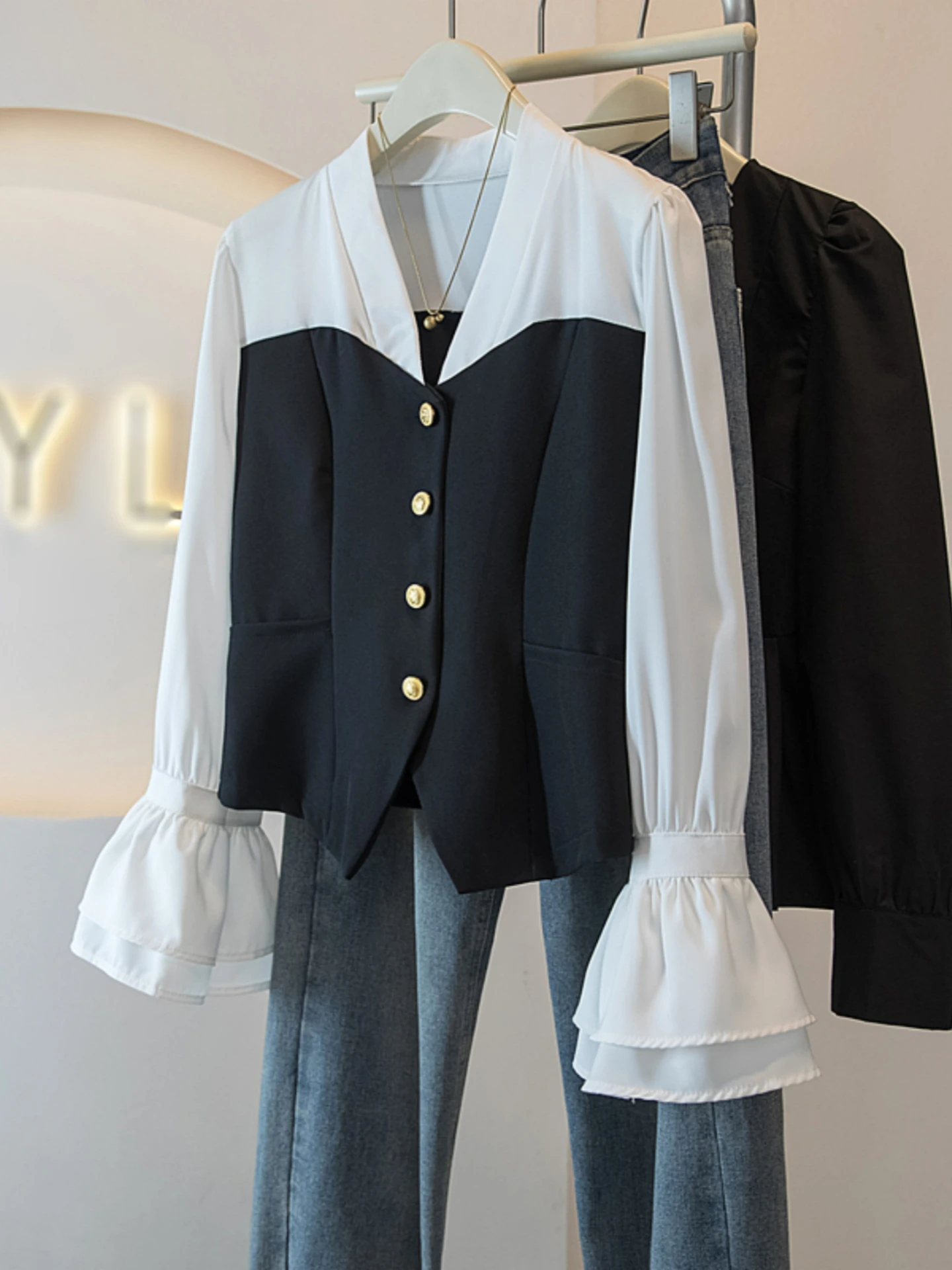 Slimming Fashionable V-Neck Long Sleeve Women's Shirt Spring Autumn plus Size Bell Sleeve Elegant Two-Piece Look Top
Slimming Fashionable V-Neck Long Sleeve Women's Shirt Spring Autumn plus Size Bell Sleeve Elegant Two-Piece Look Top