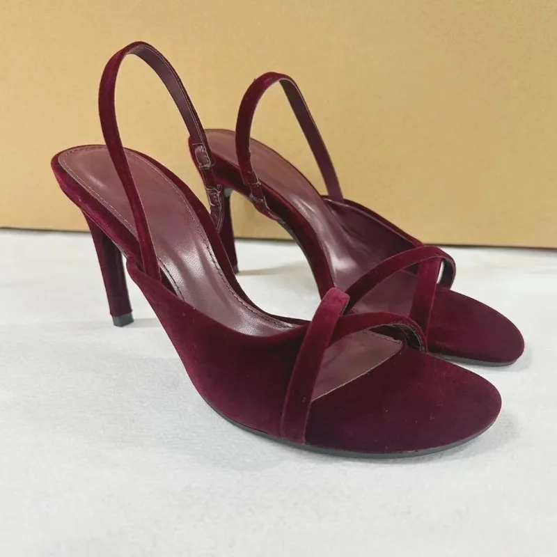 Женские босоножки на высоком каблуке с перекрестными ремешками и открытым носком, из премиального бархата, элегантные, для банкетов и свадеб, летние туфли с ремешком на пятке
Женские босоножки на высоком каблуке с перекрестными ремешками и открытым носком, из премиального бархата, элегантные, для банкетов и свадеб, летние туфли с ремешком на пятке