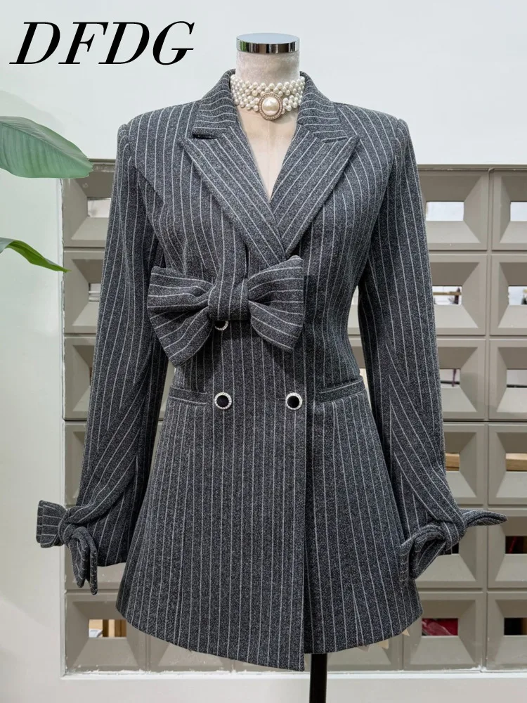 DFDG 2025 Fall Winter Women’s Designer Slimming Wool Coat Double Breasted Bow Tie Waist Vertical Striped Elegant Office Coat
DFDG 2025 Fall Winter Women’s Designer Slimming Wool Coat Double Breasted Bow Tie Waist Vertical Striped Elegant Office Coat