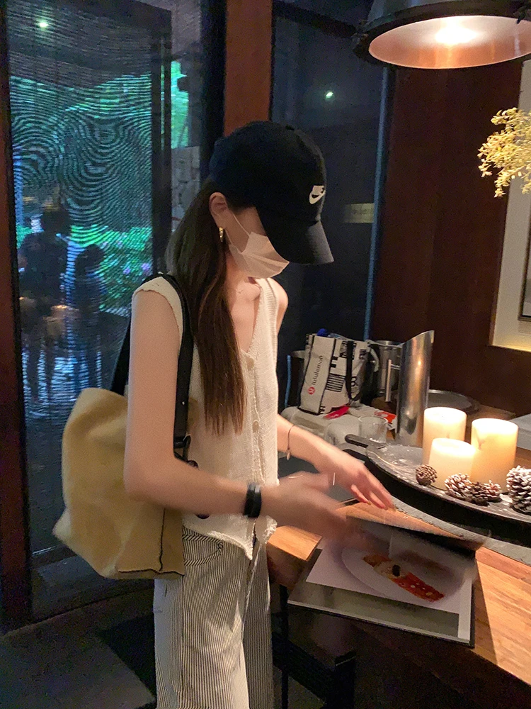 Limited Edition Summer Transparent Feel White Knitted V-ne Slim Fit Svel Vest Missy 77 Commute Sle Loose Fit Cardigan
Limited Edition Summer Transparent Feel White Knitted V-ne Slim Fit Svel Vest Missy 77 Commute Sle Loose Fit Cardigan