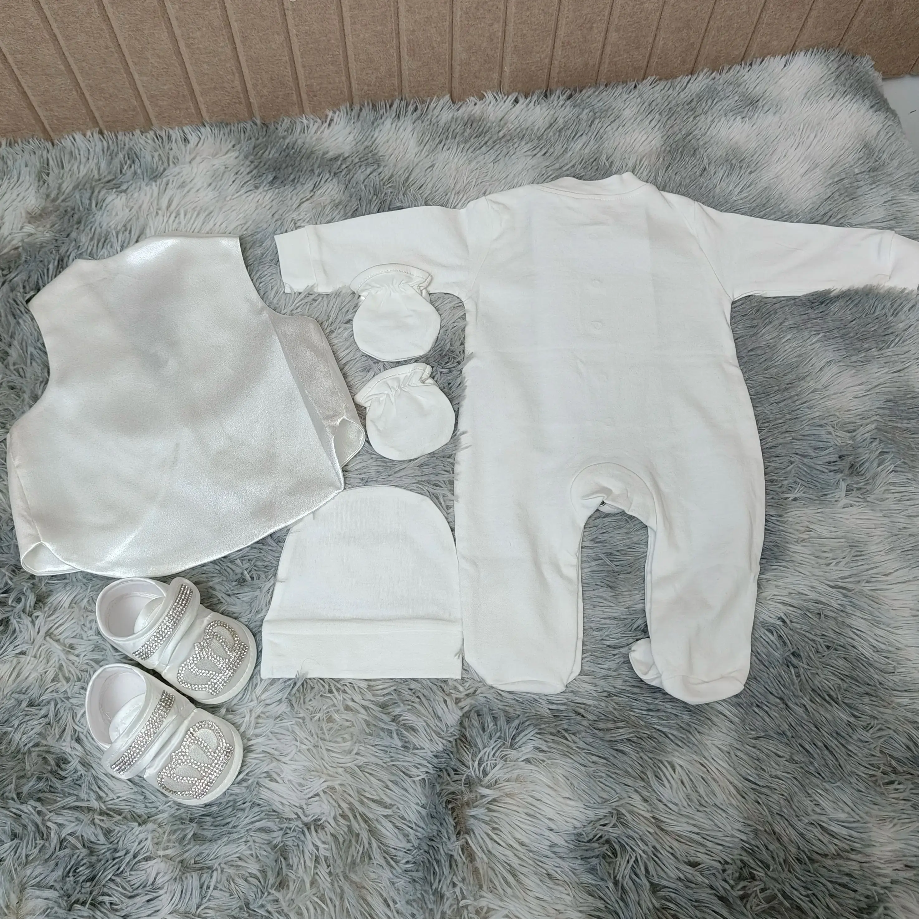 Sparkly Rhinestone Crown Baby Onesie Set Vest Booties Hat Mittens Soft Hypoallergenic Newborn Baptism Outfit 0-9 Months
Sparkly Rhinestone Crown Baby Onesie Set Vest Booties Hat Mittens Soft Hypoallergenic Newborn Baptism Outfit 0-9 Months