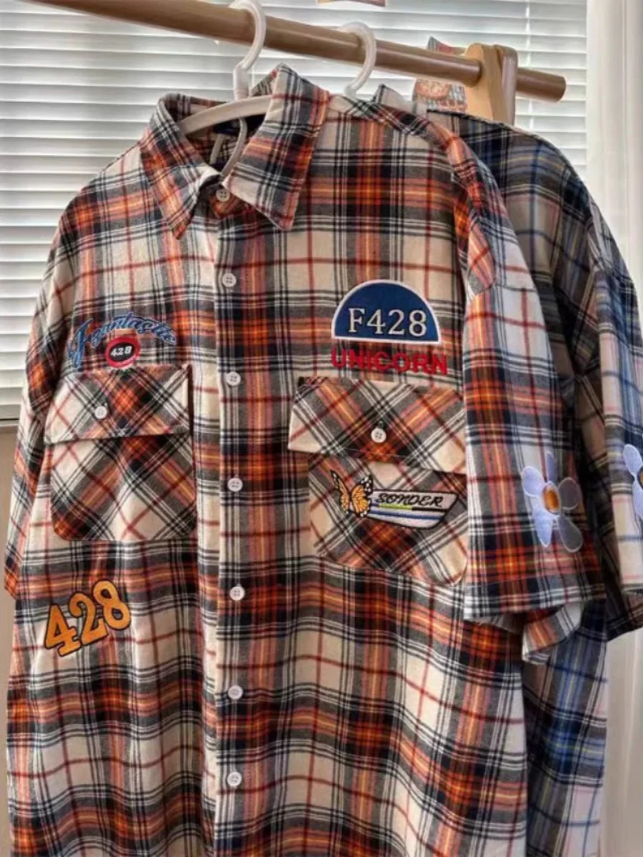 Мужская летняя свободная верхняя одежда больших размеров (300 Pou), в стиле американского ретро, с вышивкой букв, в клетку, от модного бренда.
Мужская летняя свободная верхняя одежда больших размеров (300 Pou), в стиле американского ретро, с вышивкой букв, в клетку, от модного бренда.