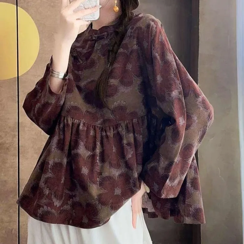 Женская бордовая блузка с воротником-стойкой и длинными рукавами с цветочным принтом и рюшами по подолу
Женская бордовая блузка с воротником-стойкой и длинными рукавами с цветочным принтом и рюшами по подолу