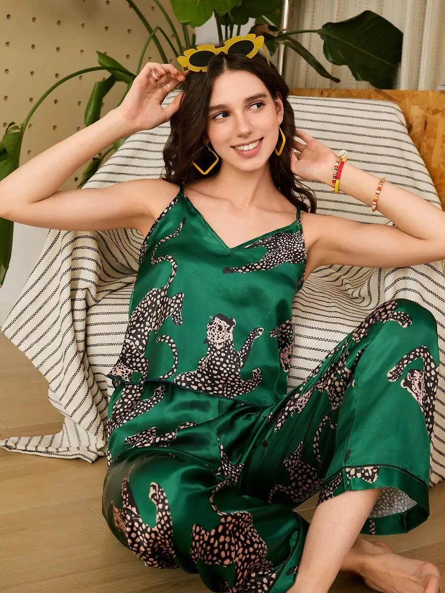 Green Leopard Print V-Neck Sleeveless Satin Pajama Set Women Sleepwear
Green Leopard Print V-Neck Sleeveless Satin Pajama Set Women Sleepwear