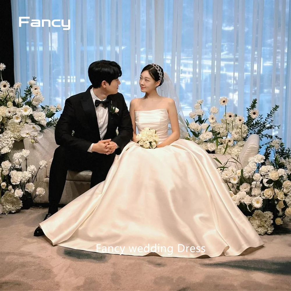 Fancy Strapless Sleeveless Korea Wedding Dress Sleeveless A Line Bridal Gown Floor Length Soft Satin 웨딩드레스 Custom Made
Fancy Strapless Sleeveless Korea Wedding Dress Sleeveless A Line Bridal Gown Floor Length Soft Satin 웨딩드레스 Custom Made