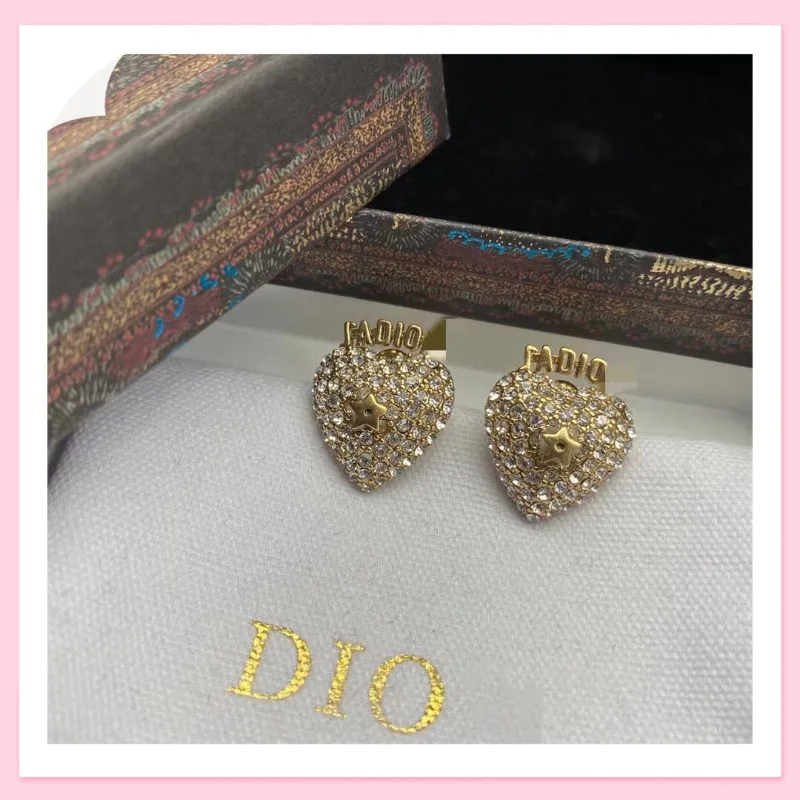 Retro Fashion High-end Stud Earrings Creative Love Full Diamond Earrings Temperament Strawberry Earrings Direct Sales
Retro Fashion High-end Stud Earrings Creative Love Full Diamond Earrings Temperament Strawberry Earrings Direct Sales