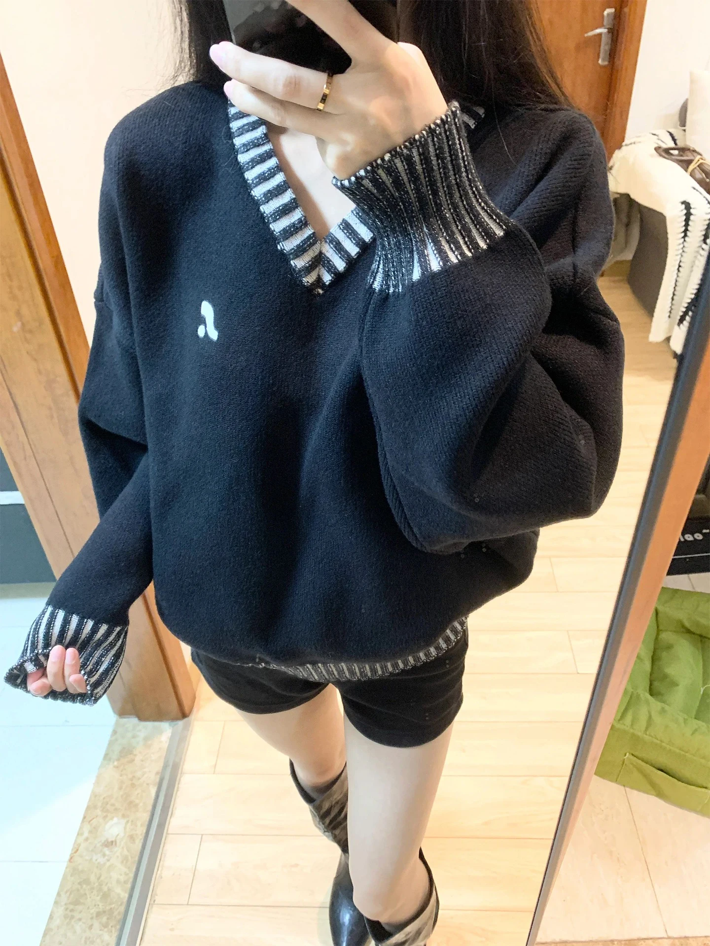 Корейский свитер для колледжа в полоску с v-образным вырезом, женский осенне-зимний новый свободный вязаный топ высокого качества, модный для поездок на работу...
Корейский свитер для колледжа в полоску с v-образным вырезом, женский осенне-зимний новый свободный вязаный топ высокого качества, модный для поездок на работу...