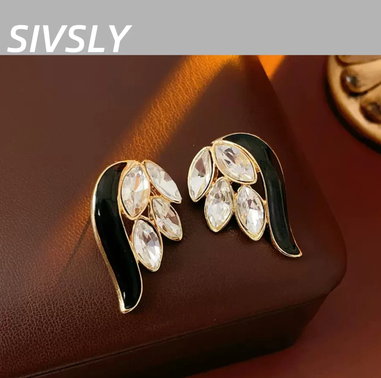 High-end design drip oil wings set for women, retro fashion, versatile, individual, luxurious earrings, necklace, jewelry
High-end design drip oil wings set for women, retro fashion, versatile, individual, luxurious earrings, necklace, jewelry
