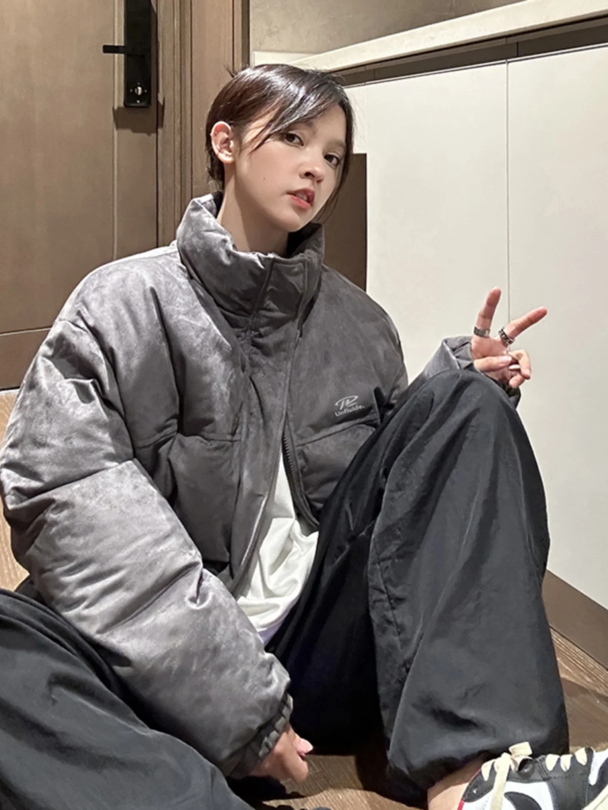 ay Suede Stand Collar Thiened Cotton Jaet Men's Sle Winter Warmth Faion Brand High-End Feeling Cotton Outerwear
ay Suede Stand Collar Thiened Cotton Jaet Men's Sle Winter Warmth Faion Brand High-End Feeling Cotton Outerwear