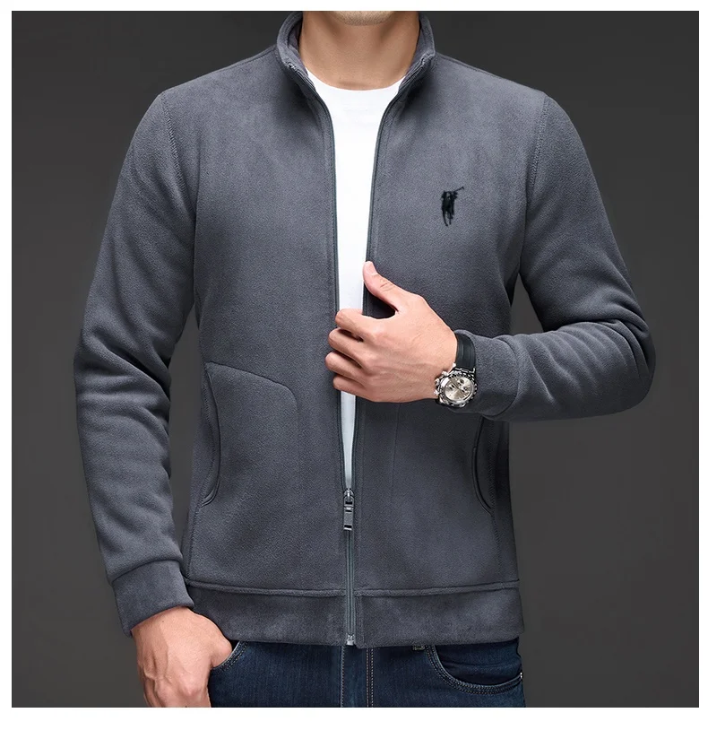 Осенне-зимняя новая мужская куртка с воротником-стойкой, бархатный повседневный теплый кардиган на молнии, топ, изысканное брендовое пальто с вышивкой пони
Осенне-зимняя новая мужская куртка с воротником-стойкой, бархатный повседневный теплый кардиган на молнии, топ, изысканное брендовое пальто с вышивкой пони