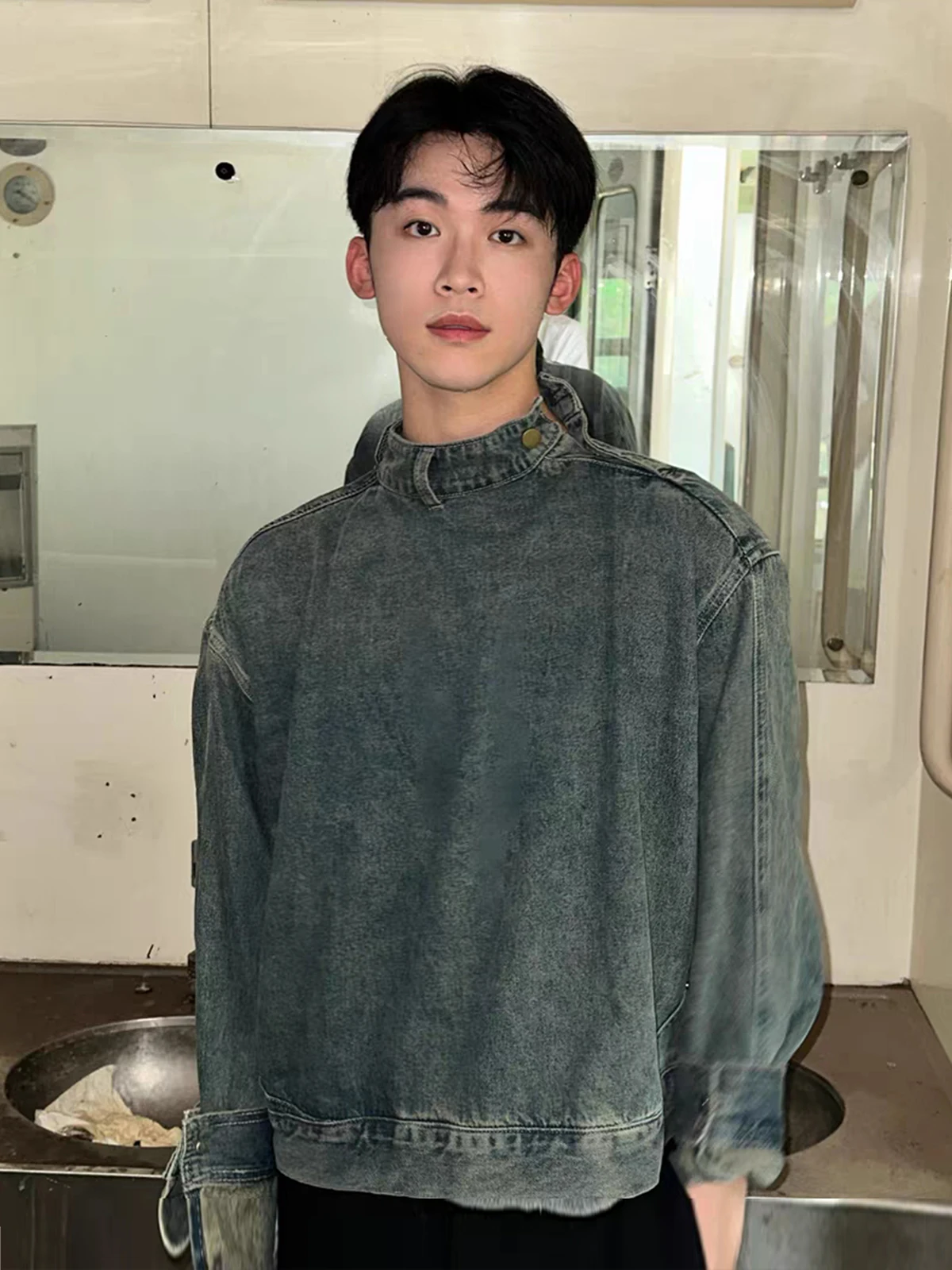 Мужская джинсовая куртка свободного кроя в корейском стиле, осенняя, повседневная, с деконструированным дизайном CleanFit, в стиле хип-хоп, с воротником-стойкой, модель Overhead Coat
Мужская джинсовая куртка свободного кроя в корейском стиле, осенняя, повседневная, с деконструированным дизайном CleanFit, в стиле хип-хоп, с воротником-стойкой, модель Overhead Coat