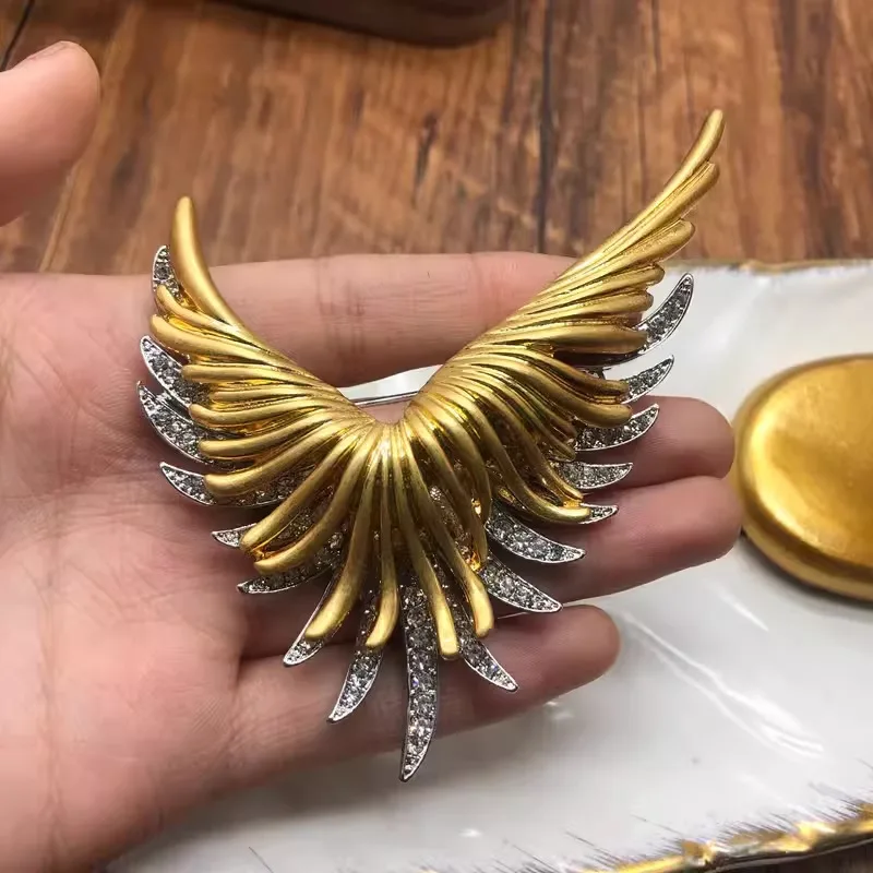 Vintage Two-Tone Wing Brooch for Women, High-end Designed Plated Gemstone Zircon Wings Brooch, Luxury Clothing Accessories
Vintage Two-Tone Wing Brooch for Women, High-end Designed Plated Gemstone Zircon Wings Brooch, Luxury Clothing Accessories