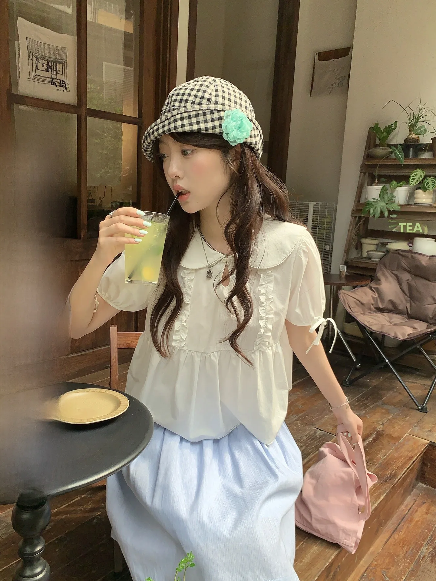 Рубашка в корейском стиле с кукольным воротником и кружевными вставками, дышащая, с коротким рукавом, для девочек-студенток, на каждый день, стандартной длины, однотонная, на пуговицах.
Рубашка в корейском стиле с кукольным воротником и кружевными вставками, дышащая, с коротким рукавом, для девочек-студенток, на каждый день, стандартной длины, однотонная, на пуговицах.