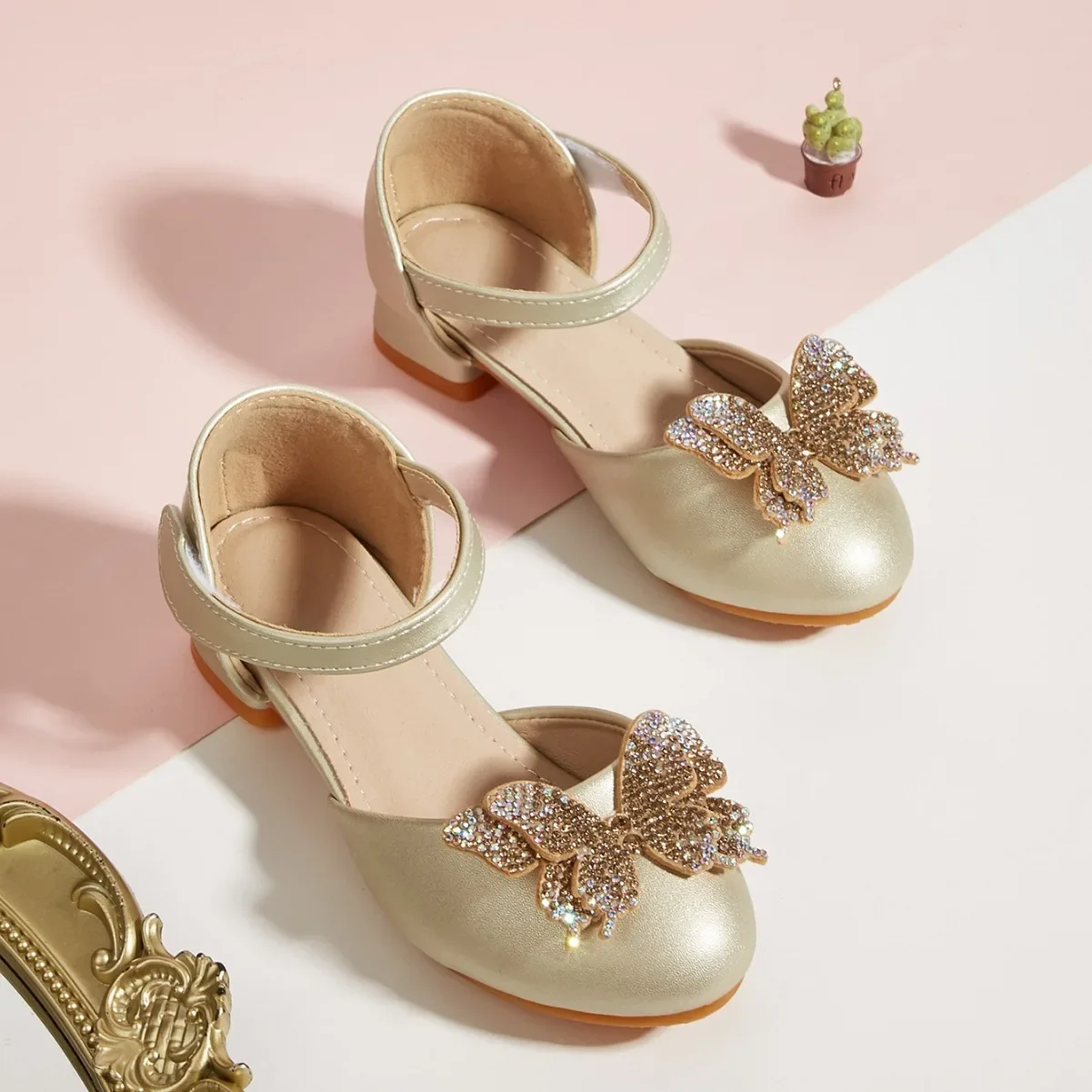 New Children's Leather Shoes Rubber Soft Sole Anti Slip Girl's Princess Shoes Aged 3-12 Rhinestone Butterfly KId's High Heels
New Children's Leather Shoes Rubber Soft Sole Anti Slip Girl's Princess Shoes Aged 3-12 Rhinestone Butterfly KId's High Heels