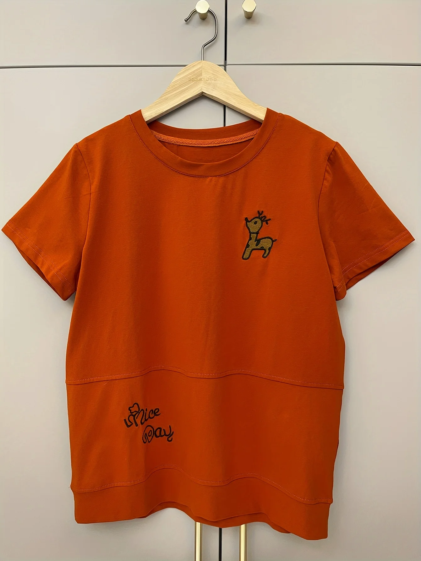 Animal Embroidered Crew Neck T-shirt, Casual Short Sleeve Top For Spring & Summer, Women's Clothing
Animal Embroidered Crew Neck T-shirt, Casual Short Sleeve Top For Spring & Summer, Women's Clothing