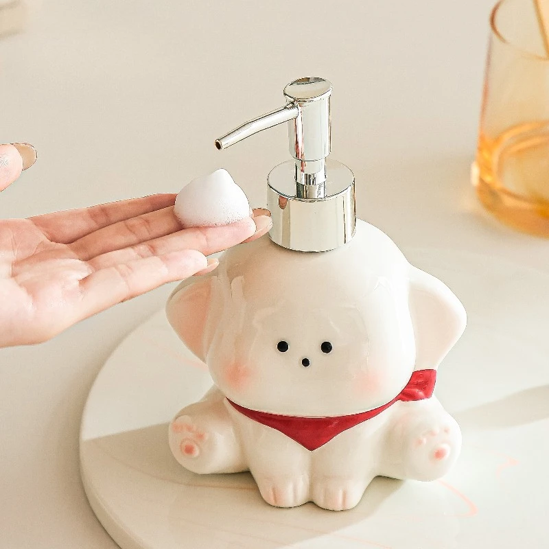 Керамическая бутылка для лосьона с милой собакой, дозатор шампуня для ванной комнаты, дозатор жидкого мыла с белыми животными, собаками, аксессуары для ванной комнаты
Керамическая бутылка для лосьона с милой собакой, дозатор шампуня для ванной комнаты, дозатор жидкого мыла с белыми животными, собаками, аксессуары для ванной комнаты
