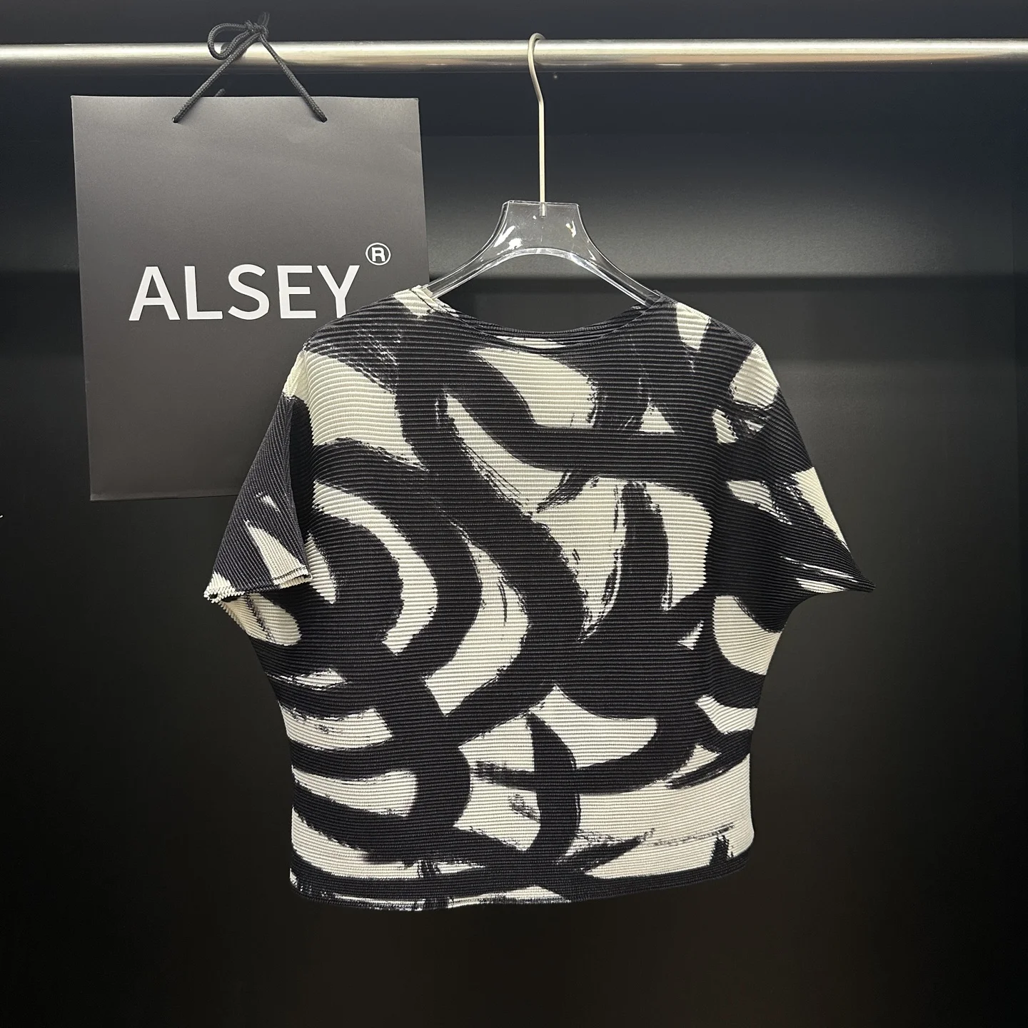 Miyake Pleated Printed Casual T-shirt 2025 Summer New Loose Thin Elegant Striped Temperament Tops
Miyake Pleated Printed Casual T-shirt 2025 Summer New Loose Thin Elegant Striped Temperament Tops