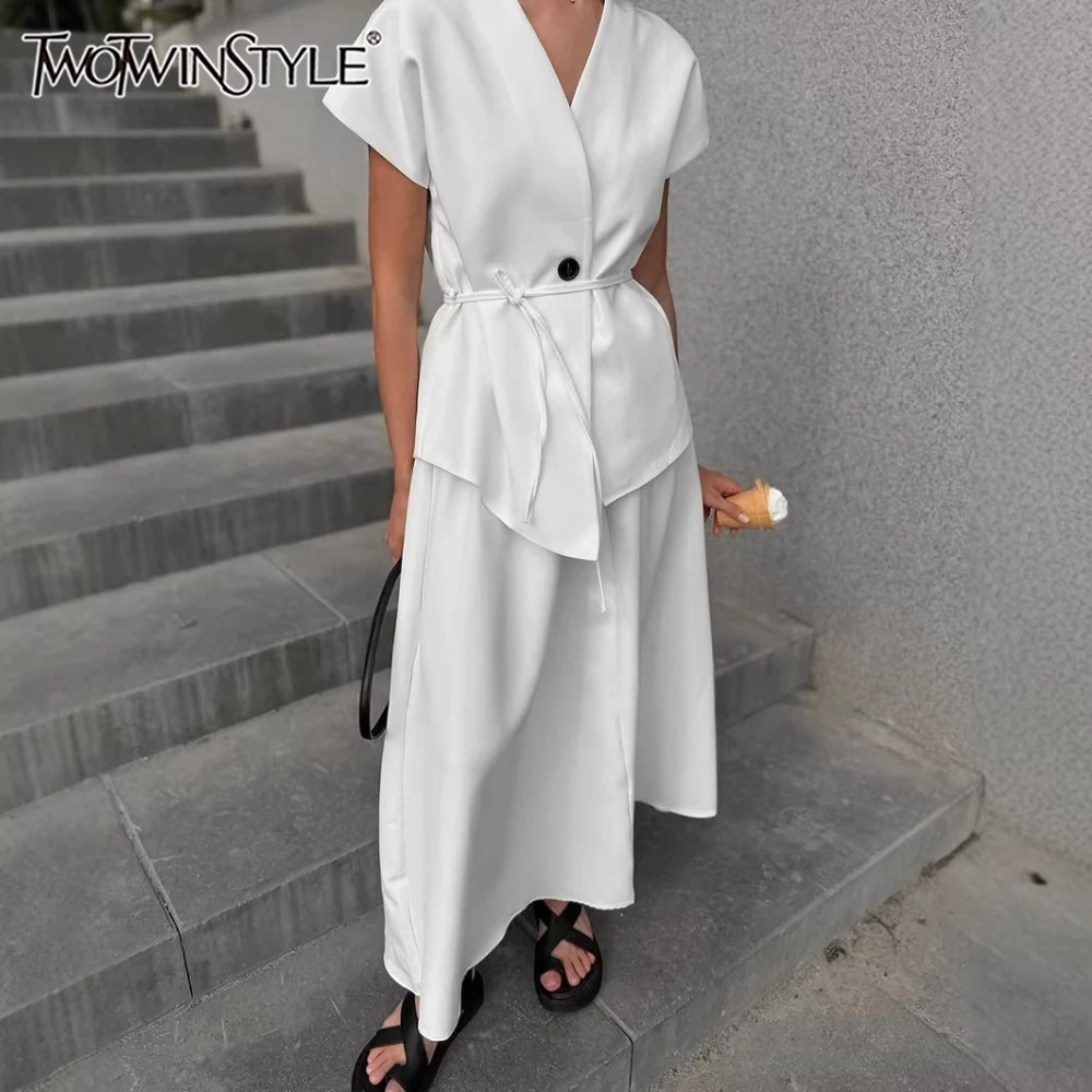Комплект TWOTWINSTYLE: белый топ с V-образным вырезом и коротким рукавом на шнуровке, юбка макси свободного кроя для офиса и повседневной носки
Комплект TWOTWINSTYLE: белый топ с V-образным вырезом и коротким рукавом на шнуровке, юбка макси свободного кроя для офиса и повседневной носки