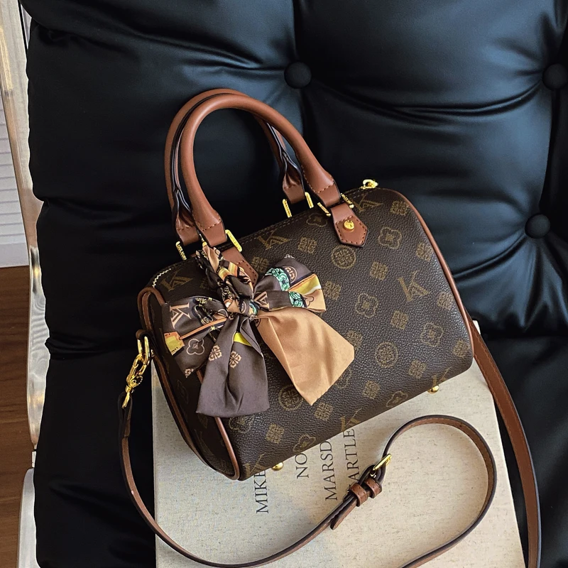 Luxury Brand Famous Designer Leather Handbag For Women - Popular Classic Elegant Messenger Bag With Adjustable Strap 
Luxury Brand Famous Designer Leather Handbag For Women - Popular Classic Elegant Messenger Bag With Adjustable Strap