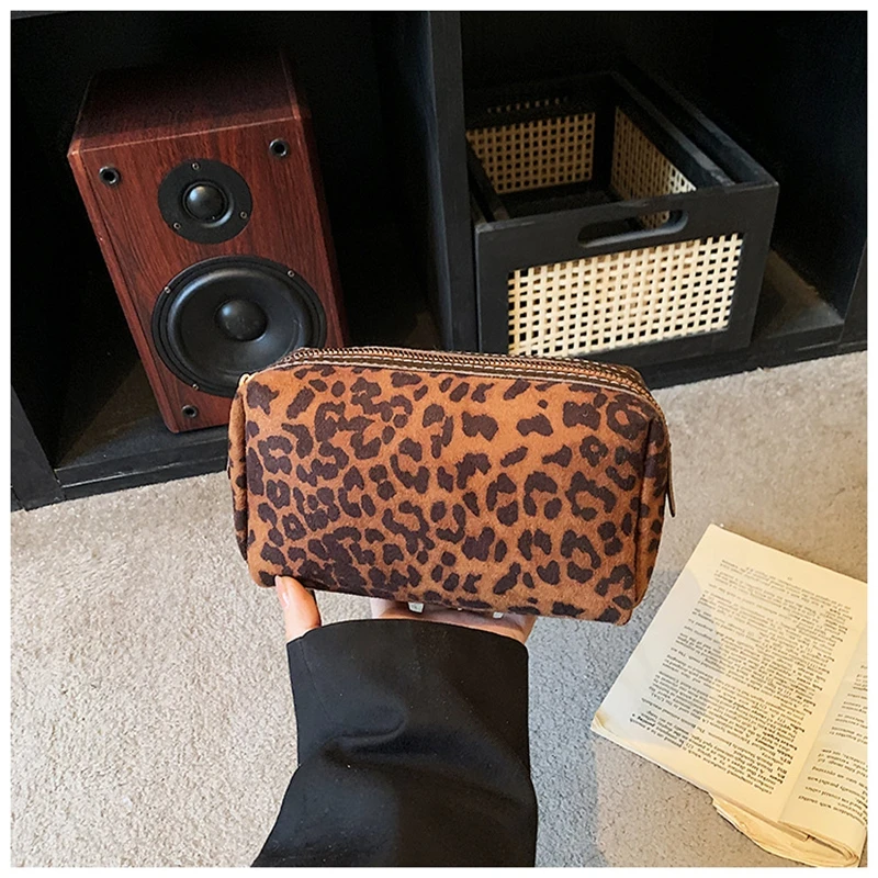 Retro Leopard Makeup Bag Female Large Capacity Portable Travel Cosmetic Organizer Storage Pouch
Retro Leopard Makeup Bag Female Large Capacity Portable Travel Cosmetic Organizer Storage Pouch