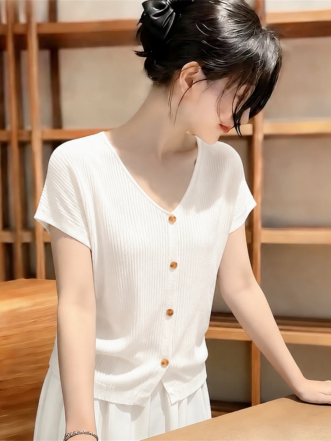 Korean Style V-Neck Short Sleeve Knitted Ice Silk Single Button Women's Top Slimming High-End Commute Shirt Summer Fashion
Korean Style V-Neck Short Sleeve Knitted Ice Silk Single Button Women's Top Slimming High-End Commute Shirt Summer Fashion