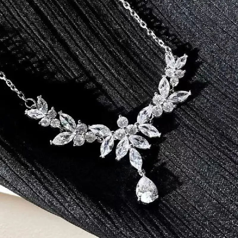 Серебряное колье с цветочным узором для женщин, сверкающий кулон с крыльями ангела из циркония 5А, элегантная цепочка на ключицы, модные украшения, подарок для вечеринки
Серебряное колье с цветочным узором для женщин, сверкающий кулон с крыльями ангела из циркония 5А, элегантная цепочка на ключицы, модные украшения, подарок для вечеринки