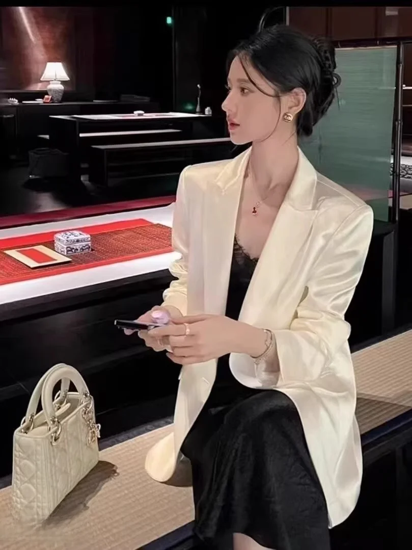 Elegant Korean Style Satin Suit Women's Fashion Outerwear Slimming Versatile Korean Version Glossy Drapey Coat Autumn 2025
Elegant Korean Style Satin Suit Women's Fashion Outerwear Slimming Versatile Korean Version Glossy Drapey Coat Autumn 2025