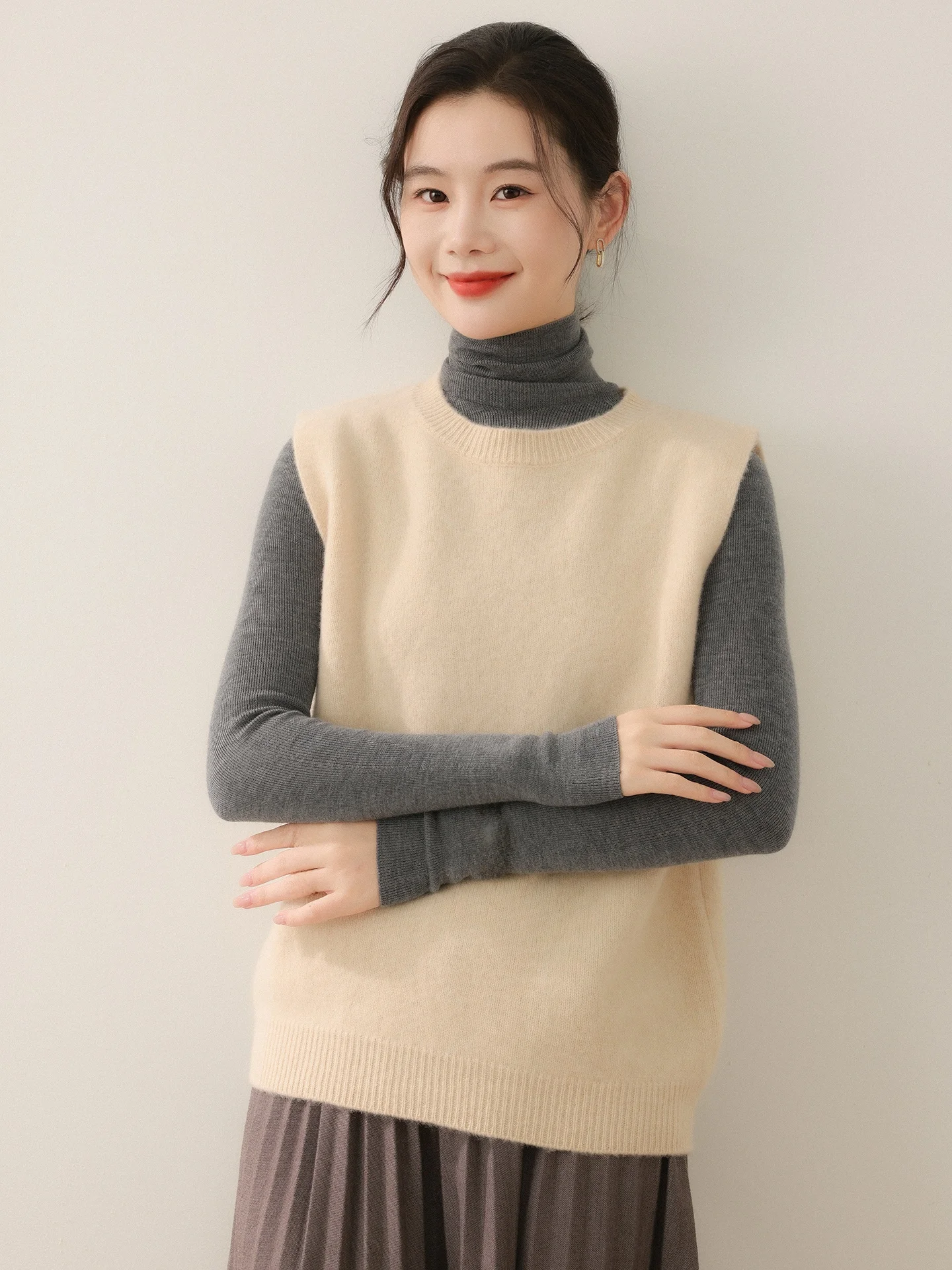 Pure Wool Knitted Vest Women's Svel round Ne Thin Autumn Winter Faion Camere Outerwear irt Match Casual Sle
Pure Wool Knitted Vest Women's Svel round Ne Thin Autumn Winter Faion Camere Outerwear irt Match Casual Sle